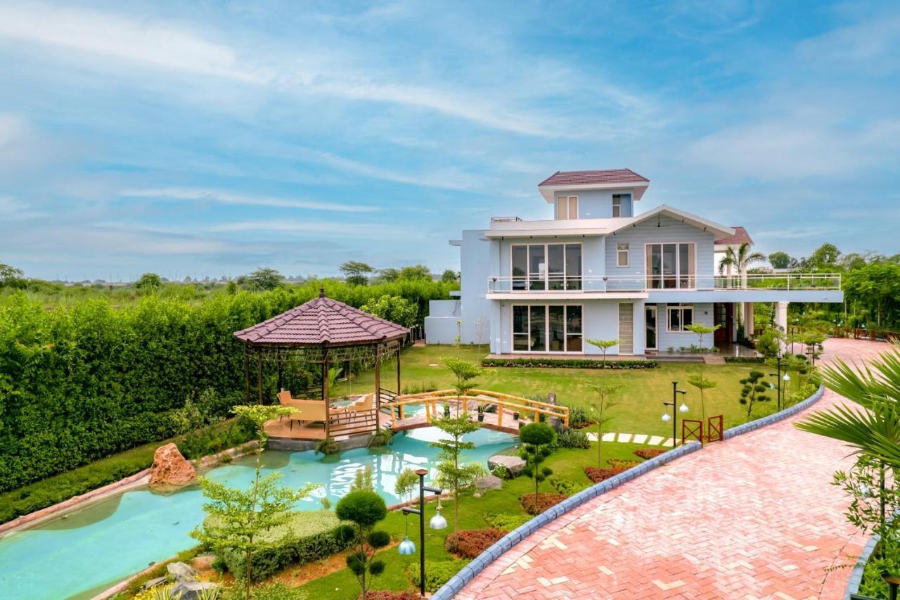 Stayvista At Serenity Farms With Pool, Lawn, Bonfire & Bbq Sohna Exterior photo